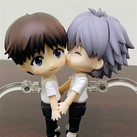 shinji chair figure.